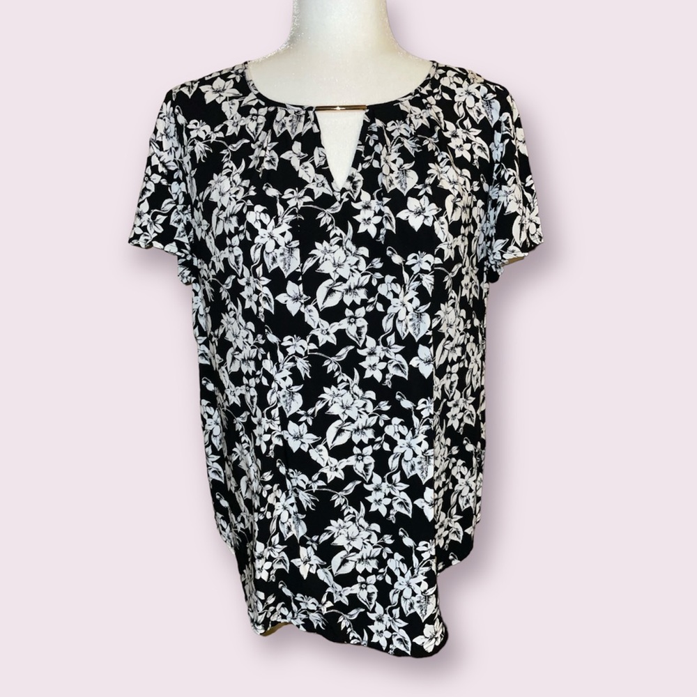 Flutter sleeve black and white blouse